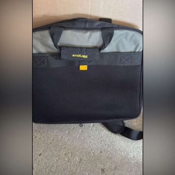 Brand new Targus
Targus City Gear 15-17.3´´ laptop briefcase - Picture 1 of 6